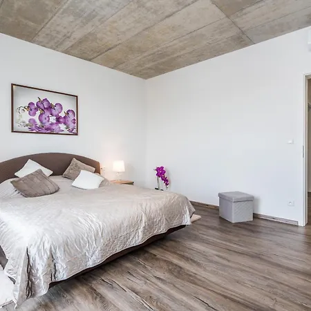 Perla Hradce 402 Apartment